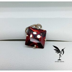 Dije cuadrado - Rojo Circonia - 11 mm - Oro 10 Kilates - Code DPROJ01